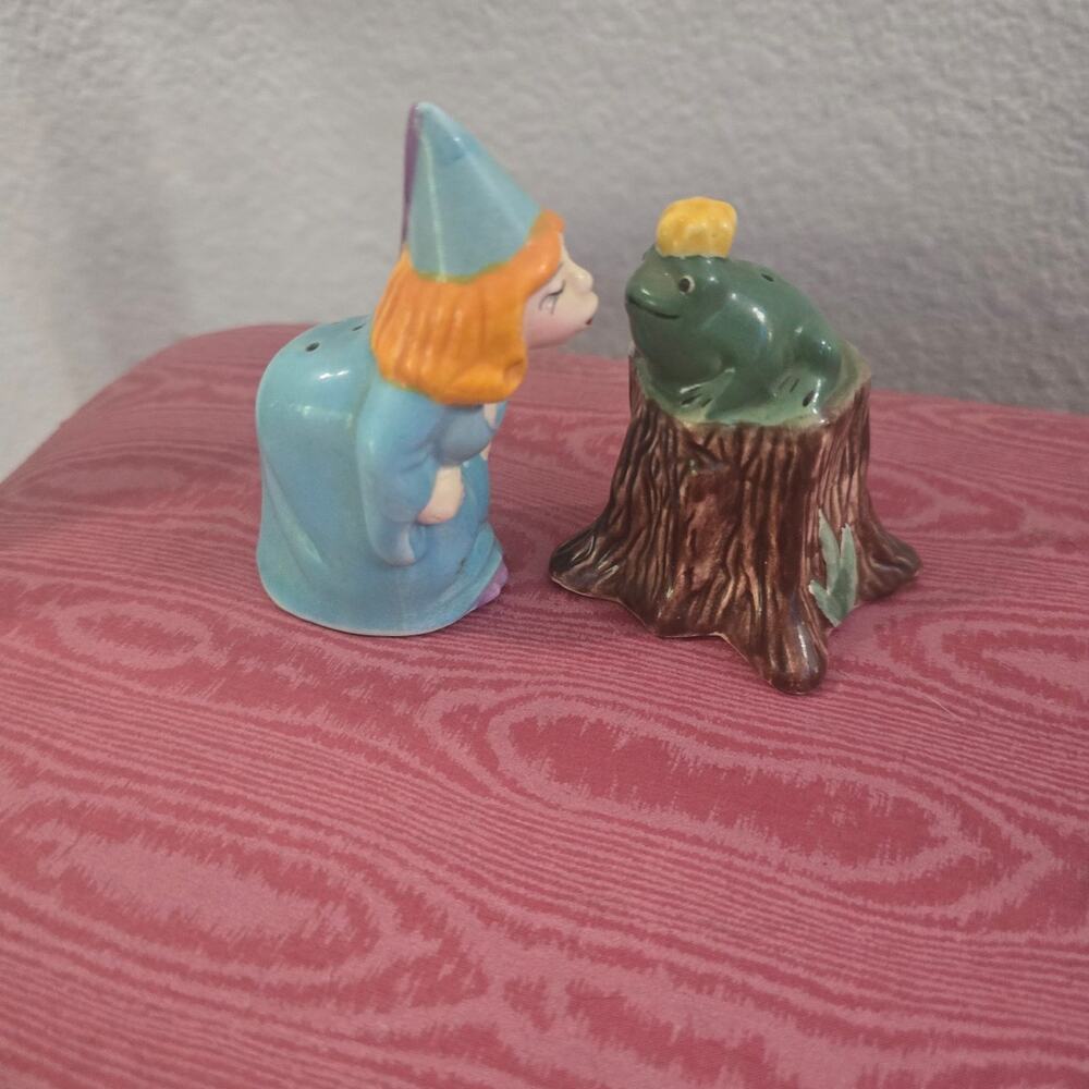 SALT PEPPER SHAKER Fairy Tale Princess & Frog Kissing Prince Frog Prince